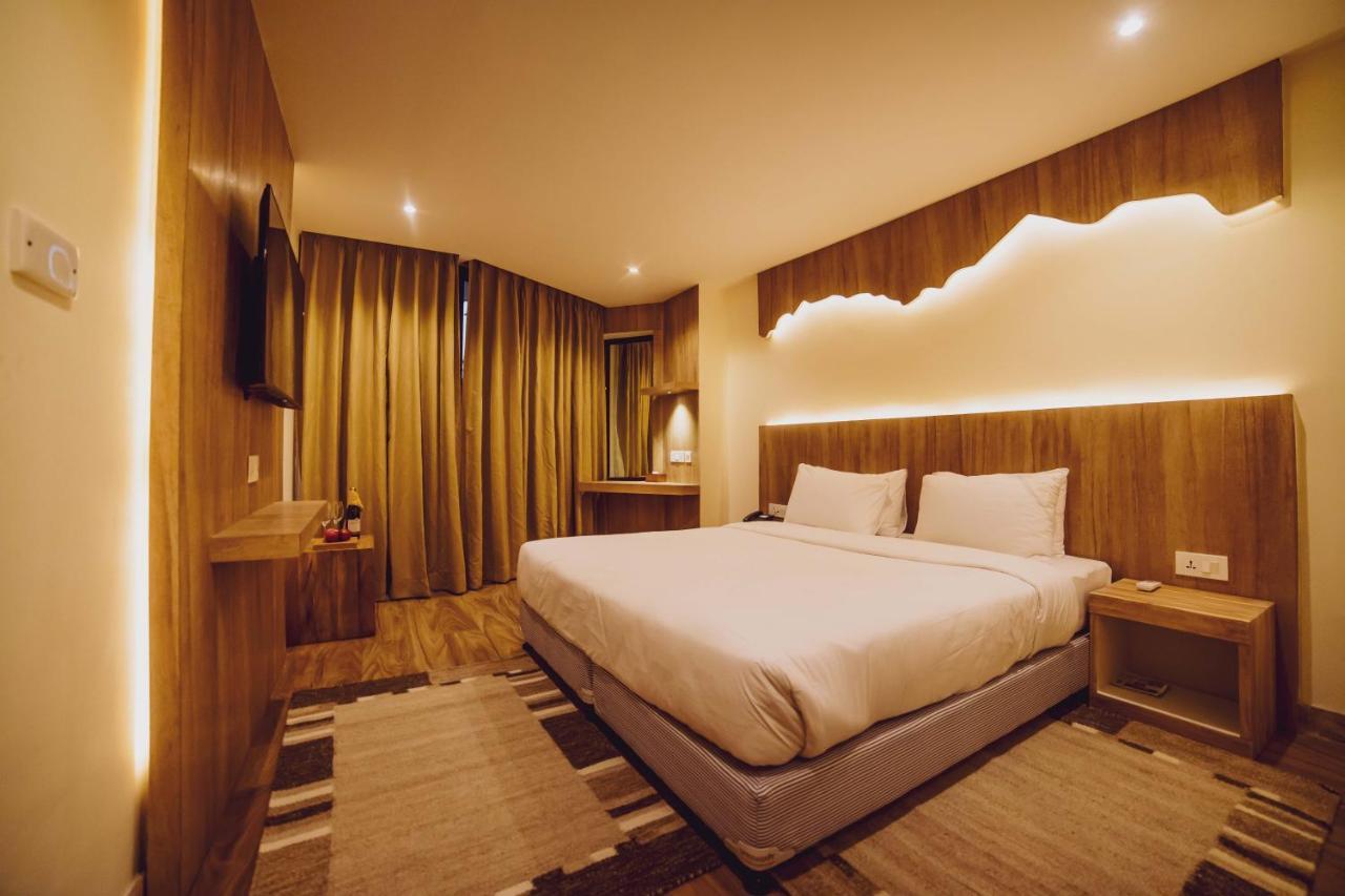 Aabas Pokhara By Barahi Hospitality Hotel Екстериор снимка