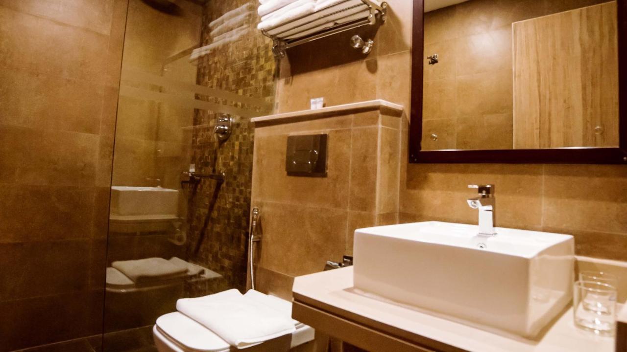 Aabas Pokhara By Barahi Hospitality Hotel Екстериор снимка