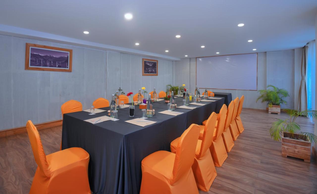 Aabas Pokhara By Barahi Hospitality Hotel Екстериор снимка