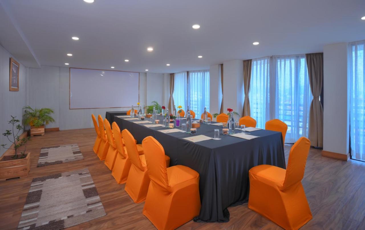 Aabas Pokhara By Barahi Hospitality Hotel Екстериор снимка